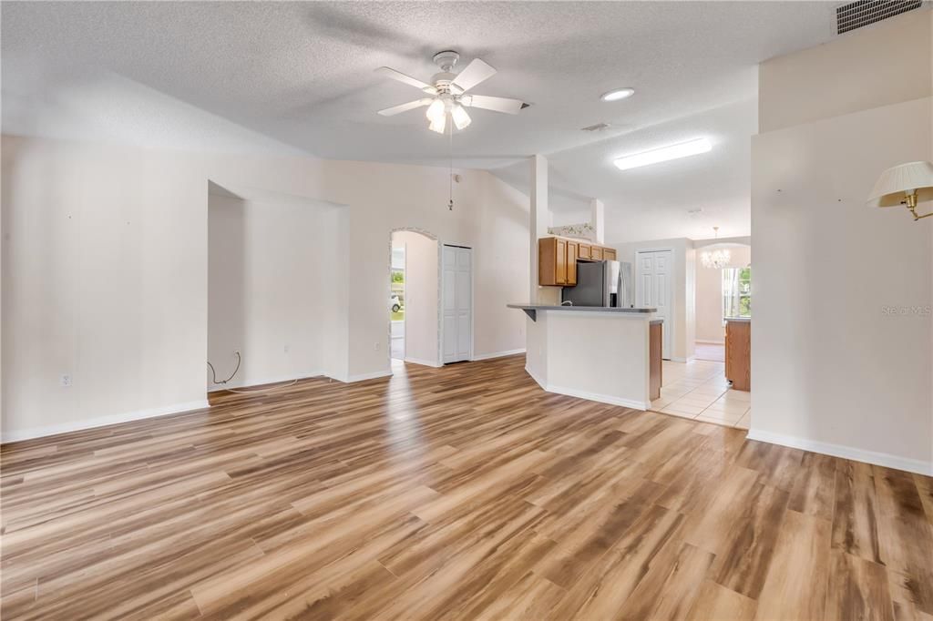 For Sale: $325,000 (3 beds, 2 baths, 1636 Square Feet)