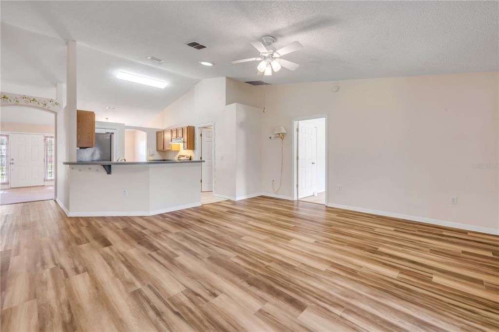 For Sale: $325,000 (3 beds, 2 baths, 1636 Square Feet)