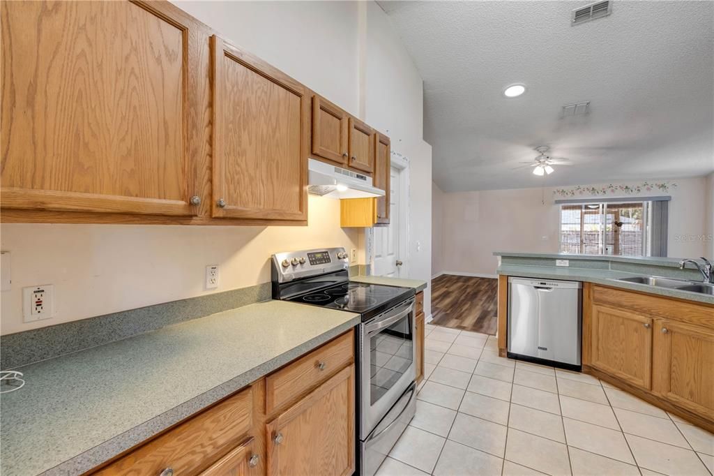 For Sale: $325,000 (3 beds, 2 baths, 1636 Square Feet)