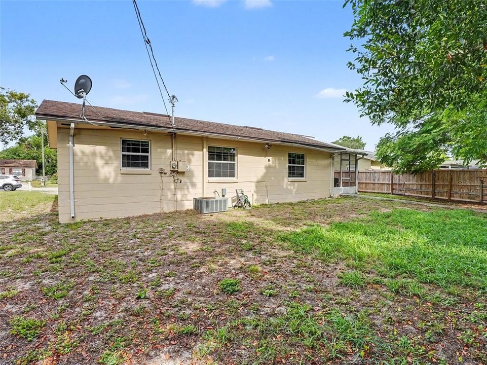 For Sale: $270,000 (3 beds, 1 baths, 892 Square Feet)