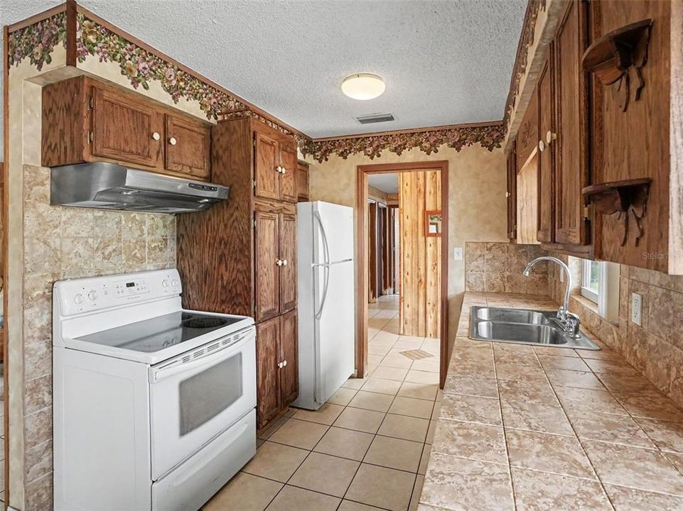 For Sale: $270,000 (3 beds, 1 baths, 892 Square Feet)