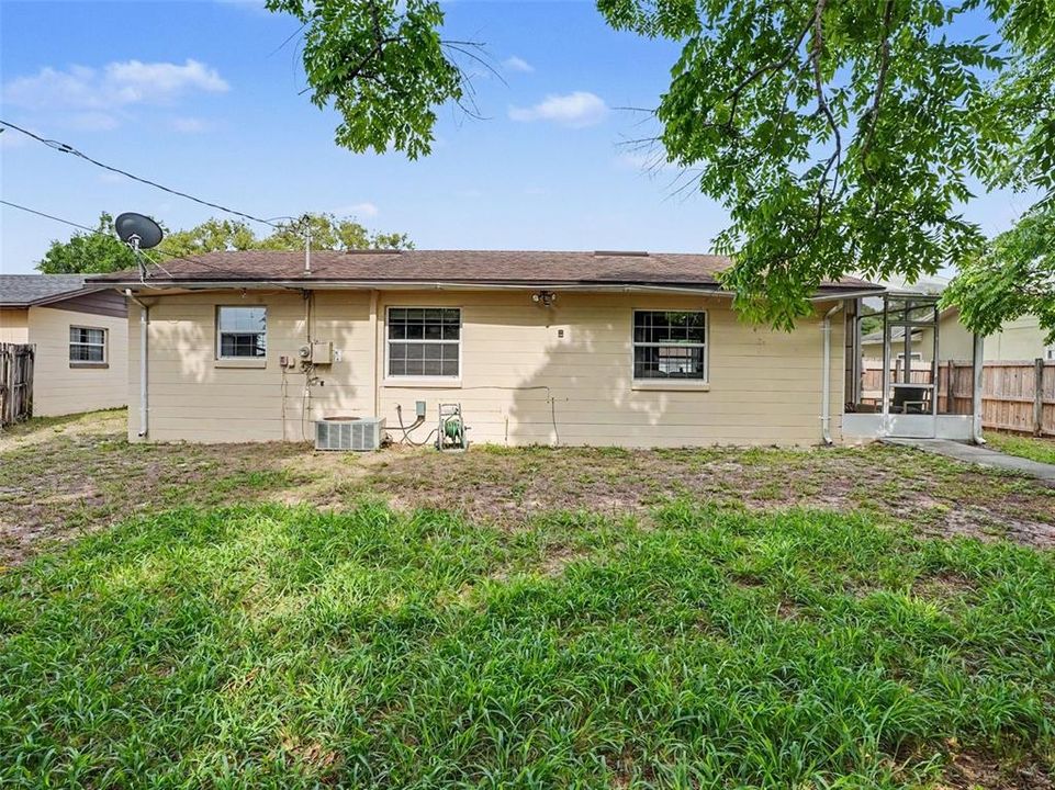 For Sale: $270,000 (3 beds, 1 baths, 892 Square Feet)