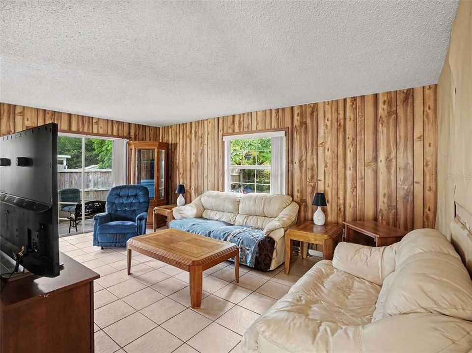 For Sale: $270,000 (3 beds, 1 baths, 892 Square Feet)