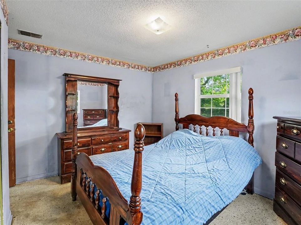 For Sale: $270,000 (3 beds, 1 baths, 892 Square Feet)