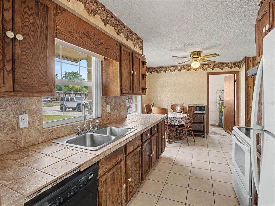 For Sale: $270,000 (3 beds, 1 baths, 892 Square Feet)