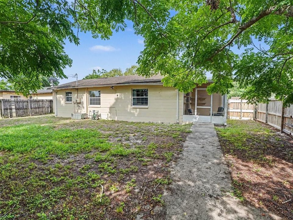 For Sale: $270,000 (3 beds, 1 baths, 892 Square Feet)