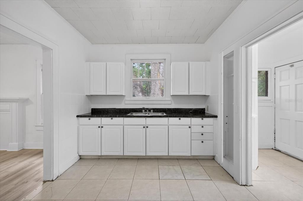En Venta: $325,000 (4 camas, 0 baños, 1400 Pies cuadrados)