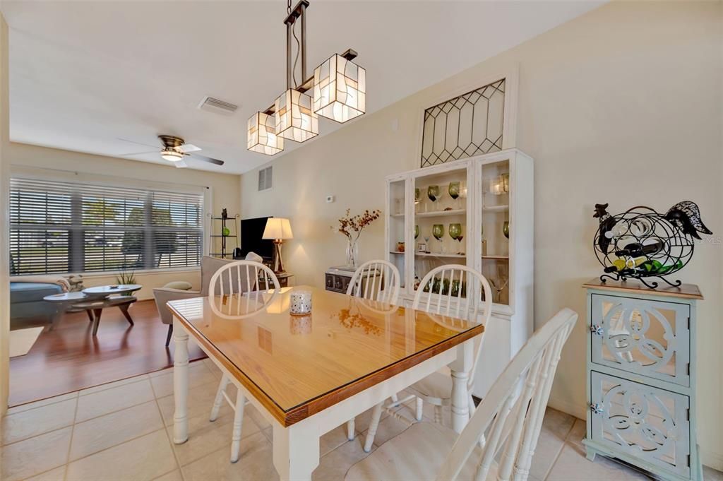 En Venta: $409,900 (2 camas, 2 baños, 1341 Pies cuadrados)