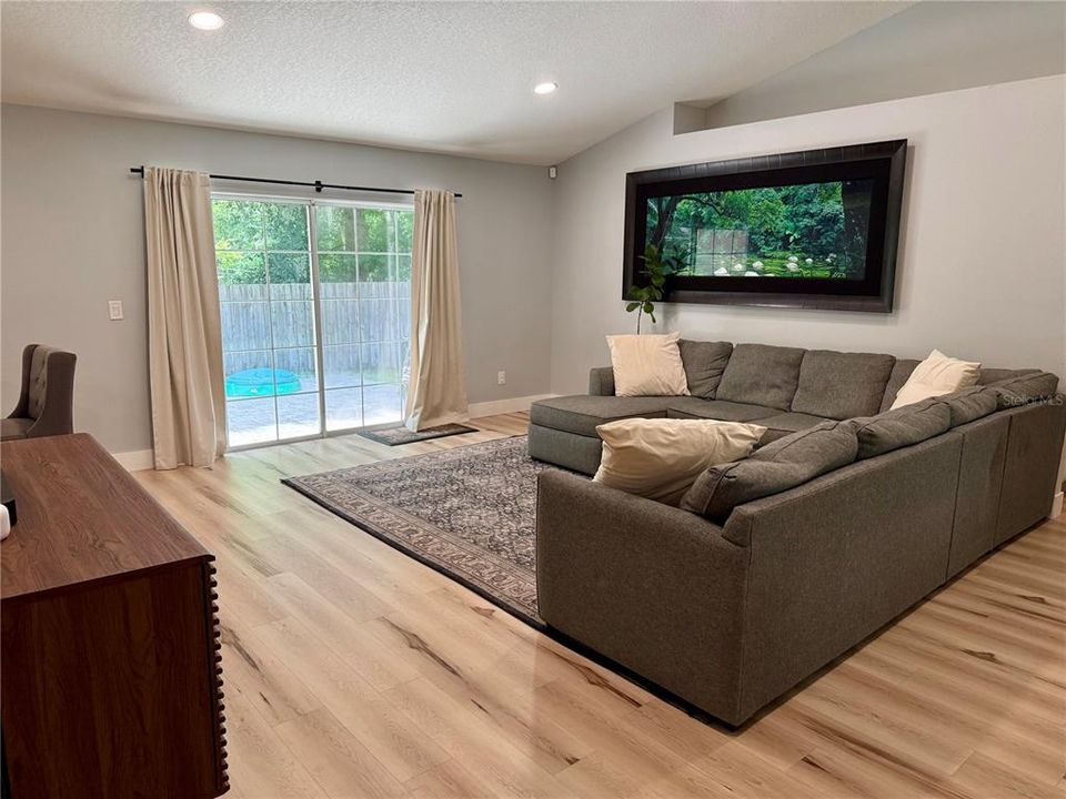 Activo con contrato: $349,900 (3 camas, 2 baños, 1726 Pies cuadrados)