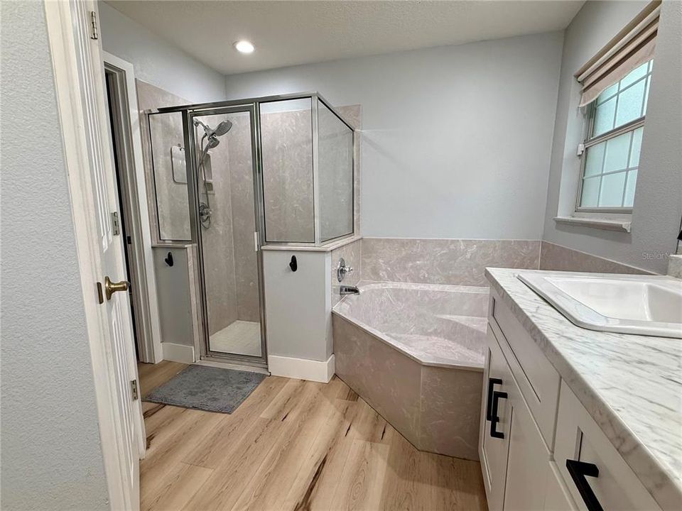 Activo con contrato: $349,900 (3 camas, 2 baños, 1726 Pies cuadrados)
