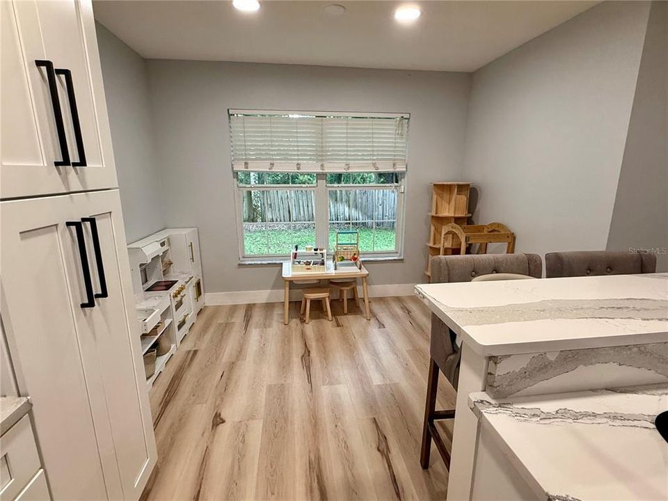 Activo con contrato: $349,900 (3 camas, 2 baños, 1726 Pies cuadrados)
