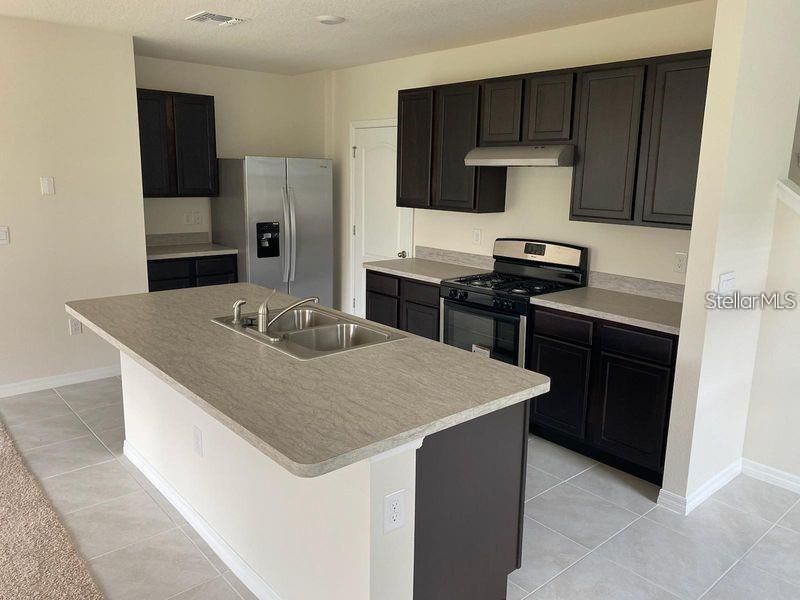 For Rent: $2,300 (4 beds, 2 baths, 2328 Square Feet)