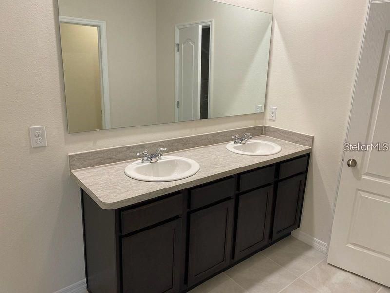 For Rent: $2,300 (4 beds, 2 baths, 2328 Square Feet)