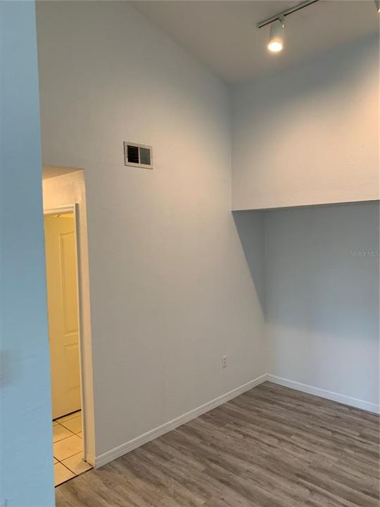 For Rent: $1,375 (1 beds, 1 baths, 949 Square Feet)