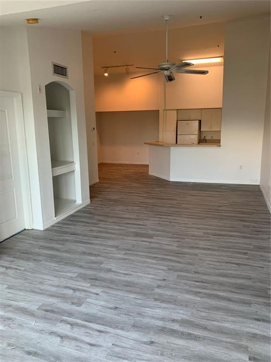 For Rent: $1,375 (1 beds, 1 baths, 949 Square Feet)