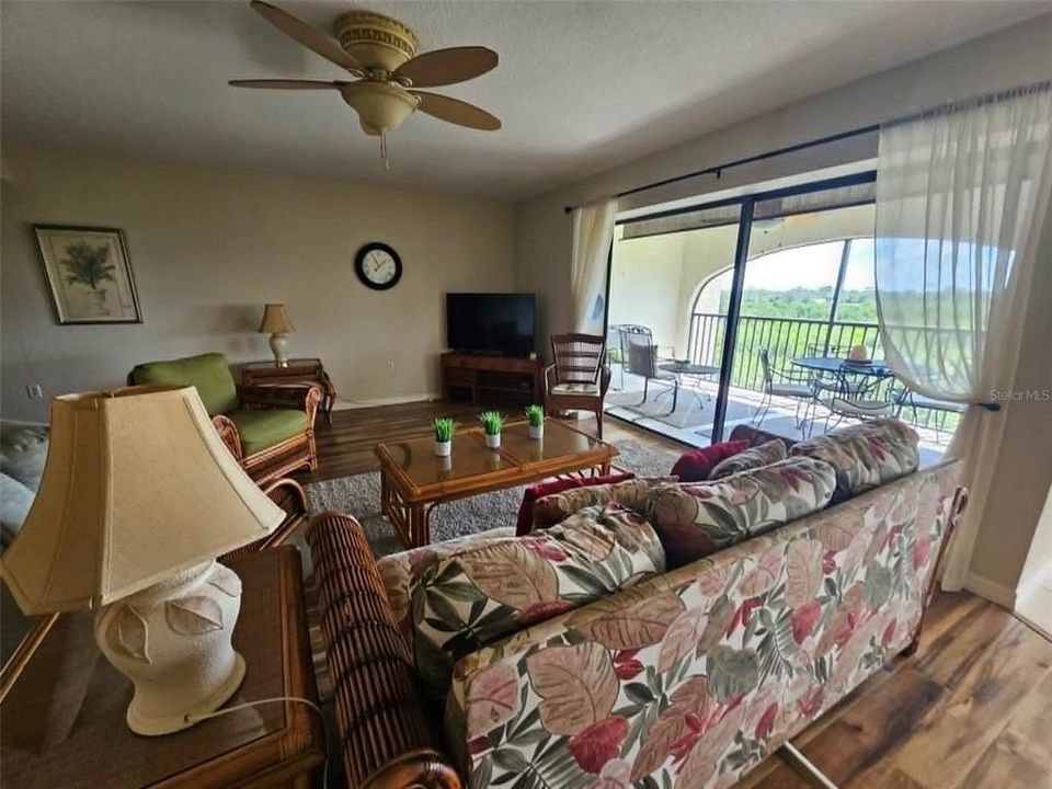 For Sale: $179,000 (2 beds, 2 baths, 1308 Square Feet)