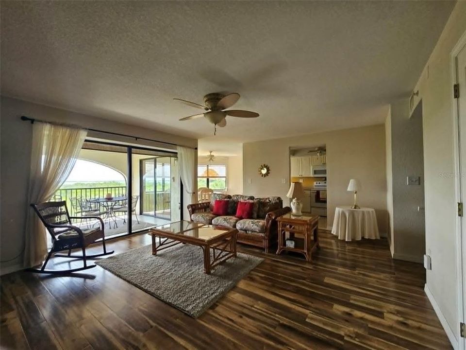 For Sale: $179,000 (2 beds, 2 baths, 1308 Square Feet)