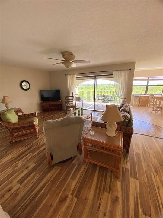 For Sale: $179,000 (2 beds, 2 baths, 1308 Square Feet)