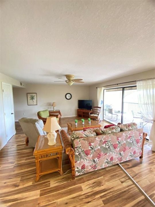 For Sale: $179,000 (2 beds, 2 baths, 1308 Square Feet)