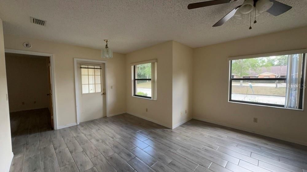 For Rent: $1,200 (2 beds, 1 baths, 854 Square Feet)