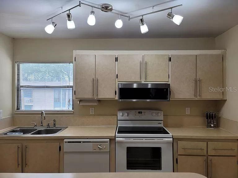 Active With Contract: $65,000 (2 beds, 1 baths, 876 Square Feet)