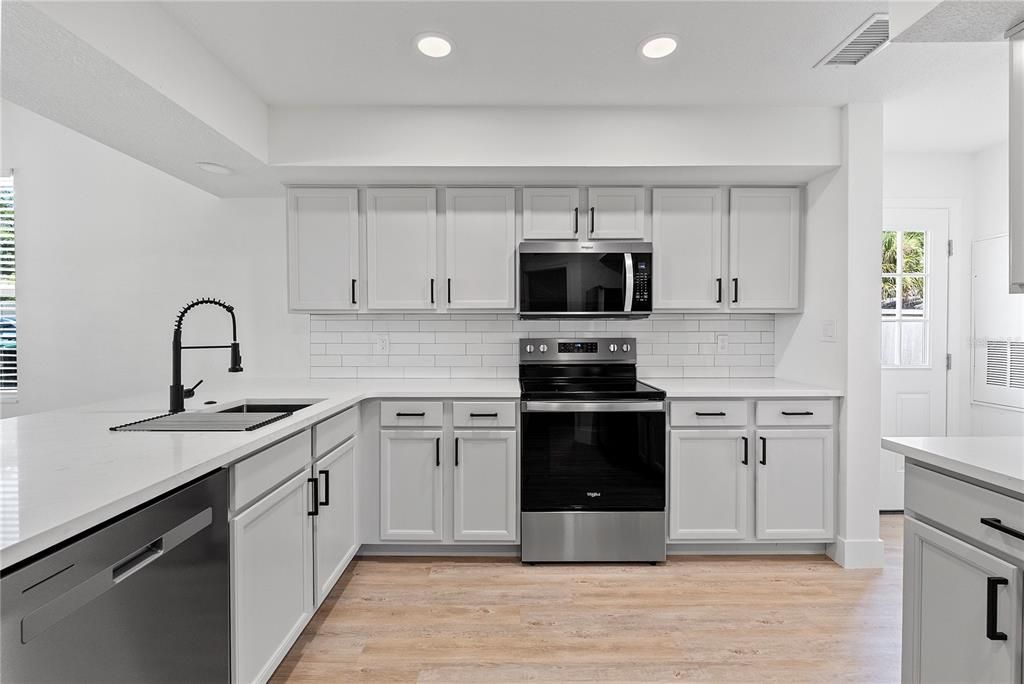 Под контрактом: $2,750 (4 спален, 2 ванн, 1700 Квадратных фут)