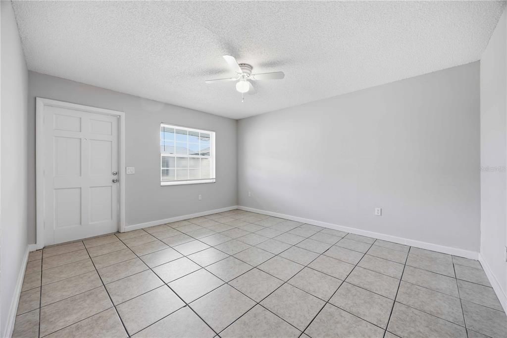 For Rent: $1,250 (2 beds, 1 baths, 700 Square Feet)