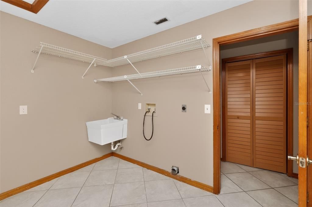 Active With Contract: $279,900 (3 beds, 2 baths, 2427 Square Feet)
