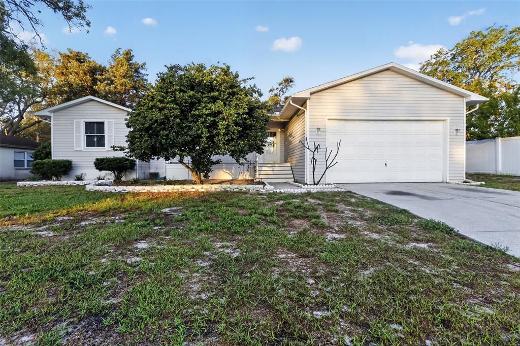 Active With Contract: $279,900 (3 beds, 2 baths, 2427 Square Feet)