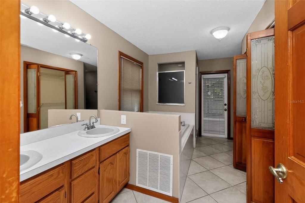 Active With Contract: $279,900 (3 beds, 2 baths, 2427 Square Feet)