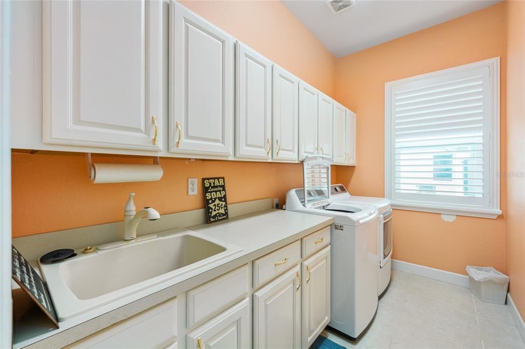 For Sale: $551,000 (2 beds, 2 baths, 2333 Square Feet)