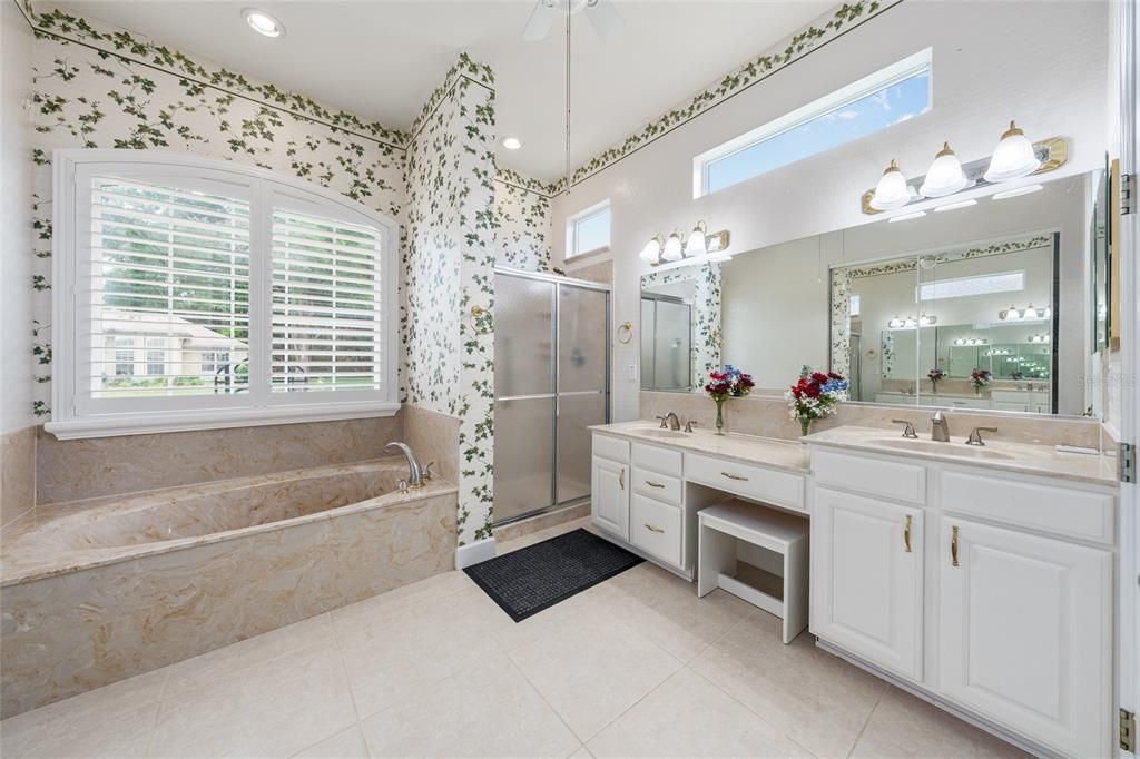 For Sale: $551,000 (2 beds, 2 baths, 2333 Square Feet)
