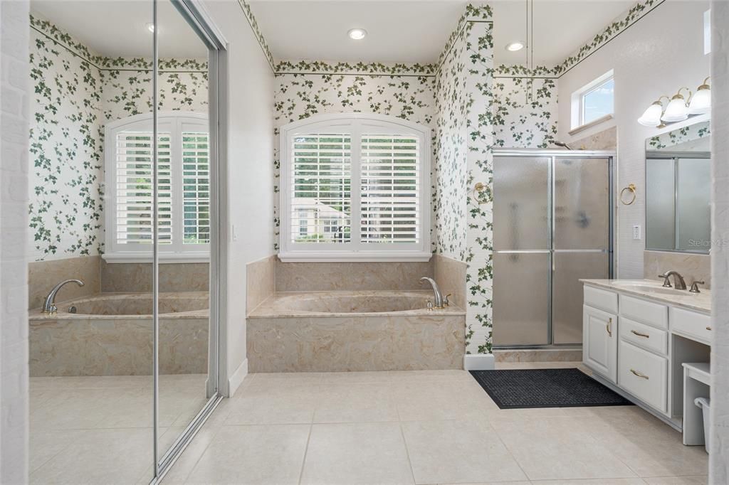 For Sale: $551,000 (2 beds, 2 baths, 2333 Square Feet)