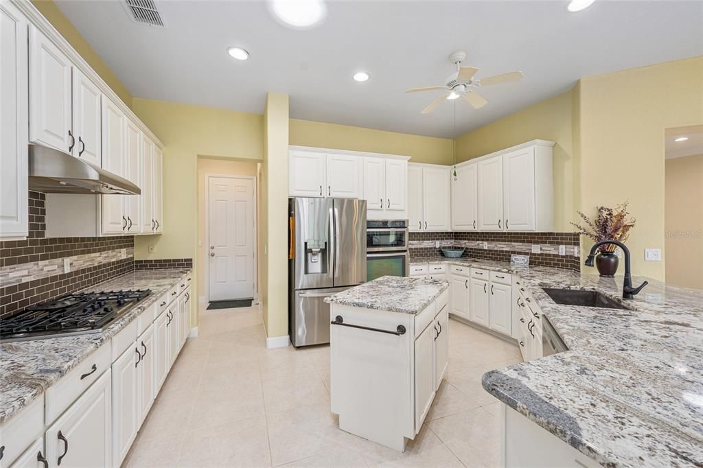 For Sale: $551,000 (2 beds, 2 baths, 2333 Square Feet)
