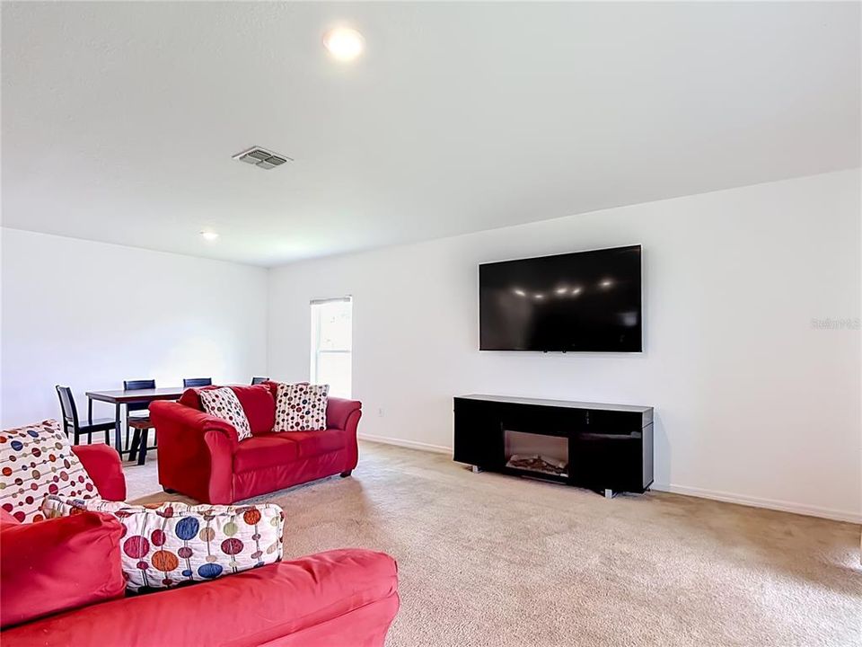 Под контрактом: $334,999 (3 спален, 2 ванн, 2087 Квадратных фут)