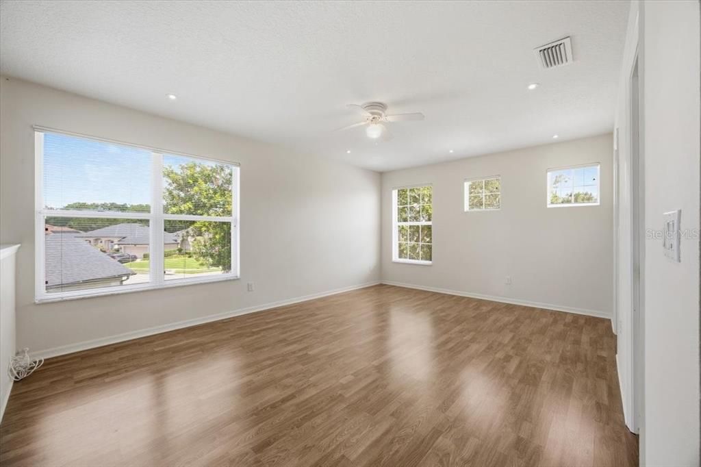 En Venta: $829,900 (4 camas, 3 baños, 3354 Pies cuadrados)