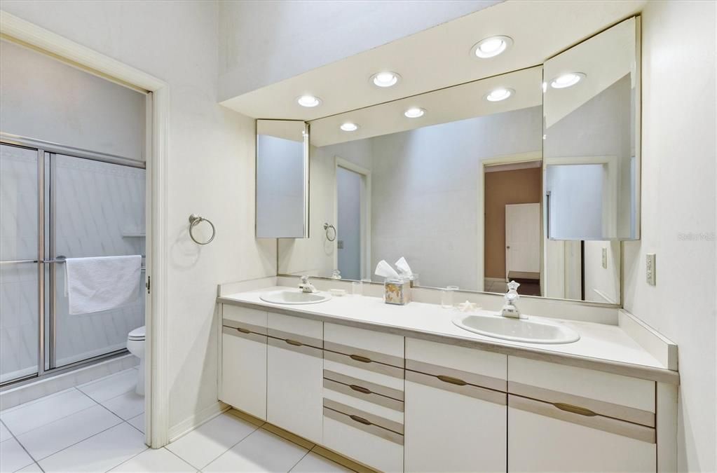 На продажу: $649,000 (2 спален, 2 ванн, 2083 Квадратных фут)