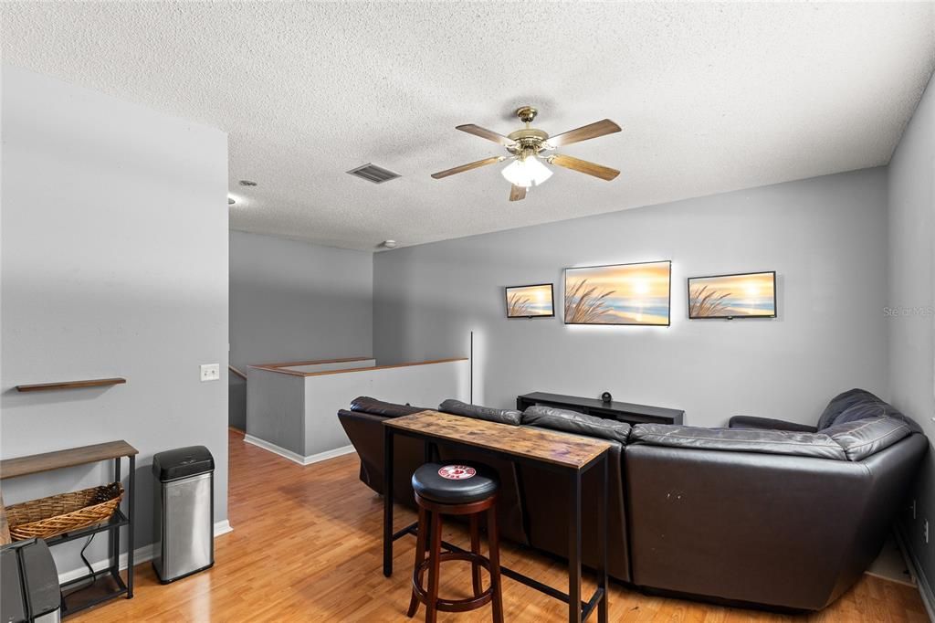 Activo con contrato: $373,000 (3 camas, 2 baños, 1911 Pies cuadrados)