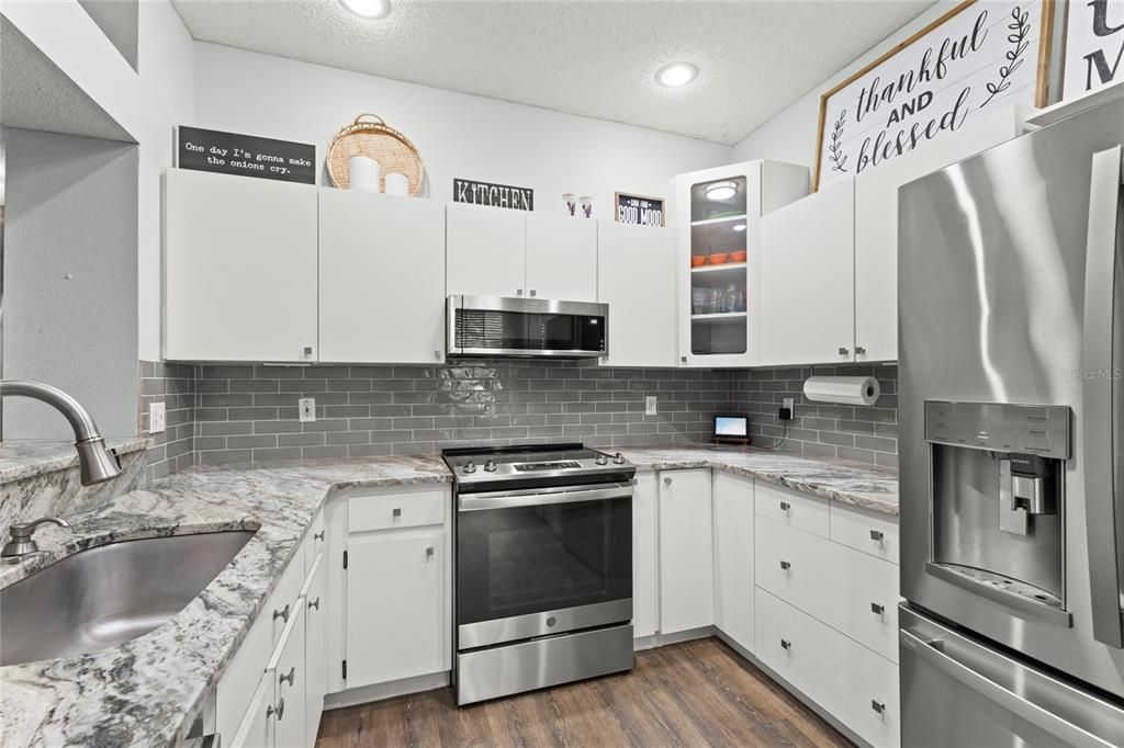 Activo con contrato: $373,000 (3 camas, 2 baños, 1911 Pies cuadrados)