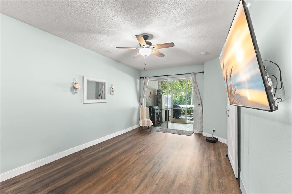 Activo con contrato: $373,000 (3 camas, 2 baños, 1911 Pies cuadrados)