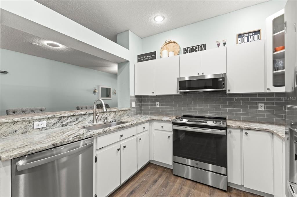 Activo con contrato: $373,000 (3 camas, 2 baños, 1911 Pies cuadrados)