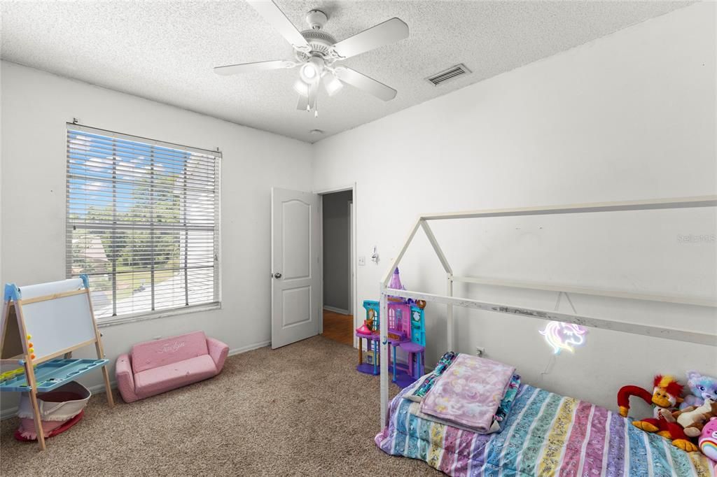 Activo con contrato: $373,000 (3 camas, 2 baños, 1911 Pies cuadrados)