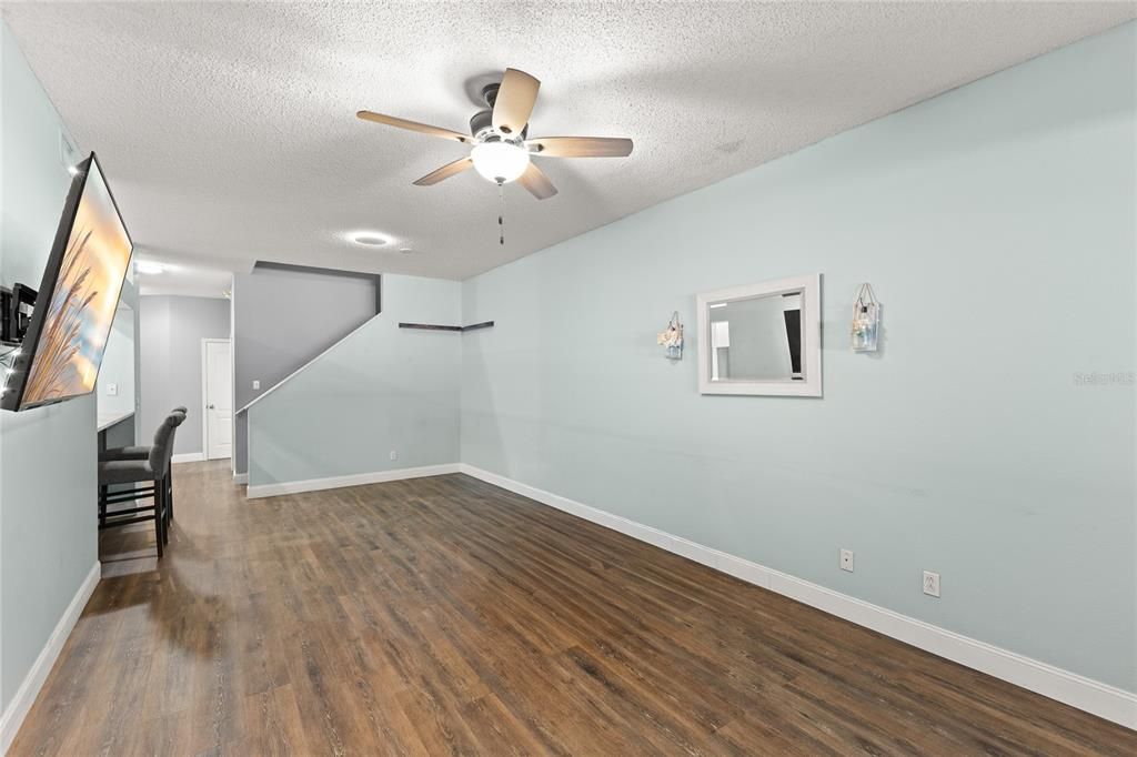 Activo con contrato: $373,000 (3 camas, 2 baños, 1911 Pies cuadrados)