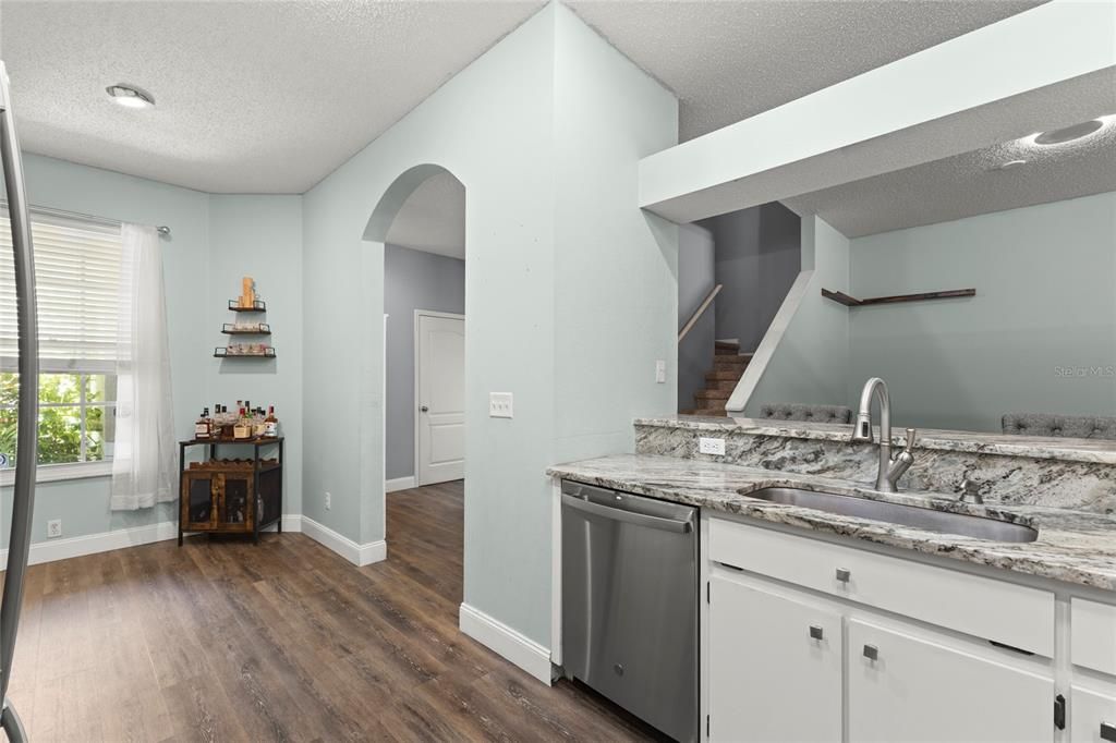 Activo con contrato: $373,000 (3 camas, 2 baños, 1911 Pies cuadrados)