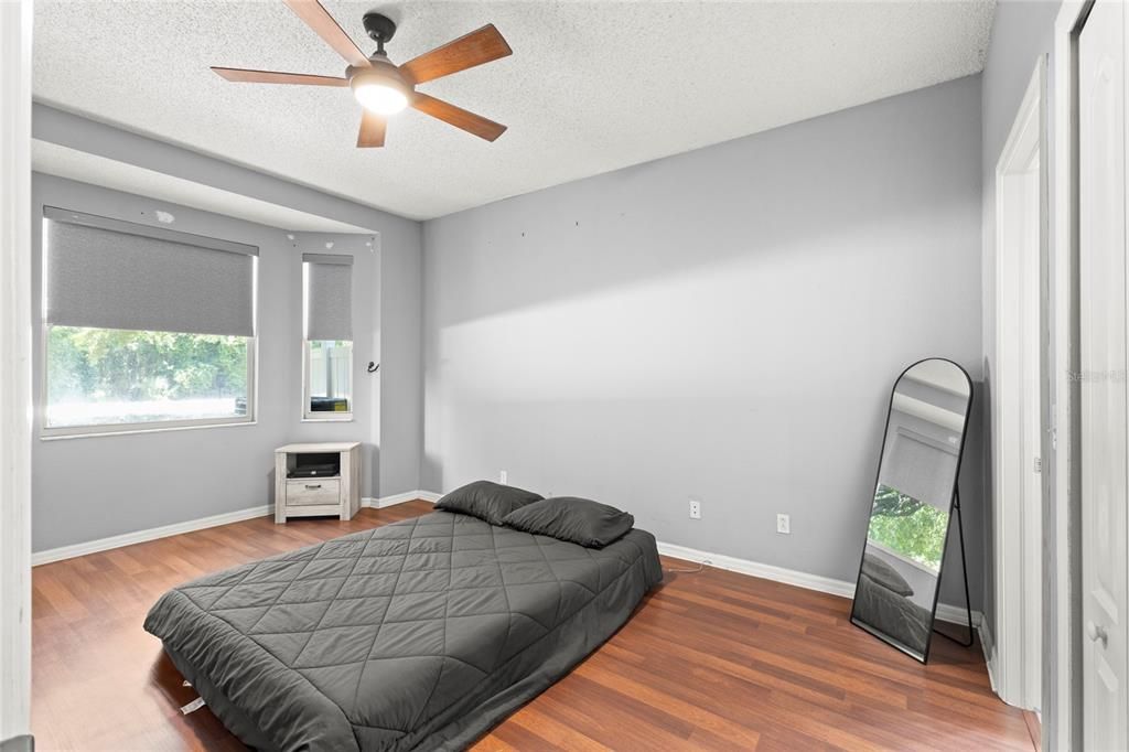 Activo con contrato: $373,000 (3 camas, 2 baños, 1911 Pies cuadrados)