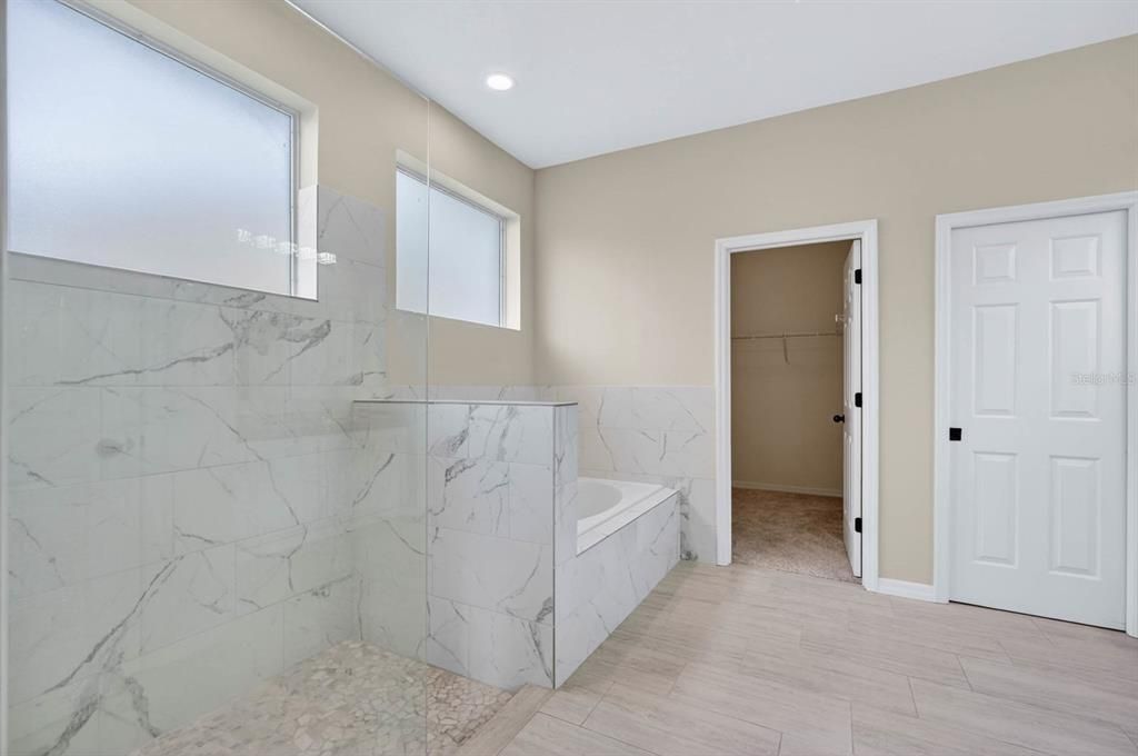 Activo con contrato: $362,500 (4 camas, 2 baños, 2488 Pies cuadrados)