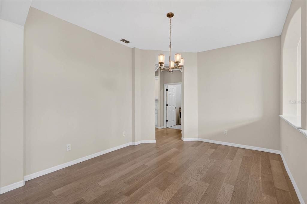 Activo con contrato: $362,500 (4 camas, 2 baños, 2488 Pies cuadrados)