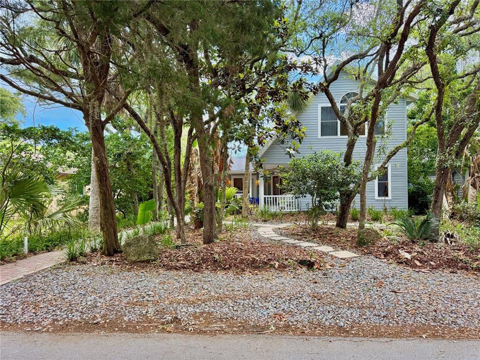 For Sale: $775,000 (4 beds, 3 baths, 2580 Square Feet)