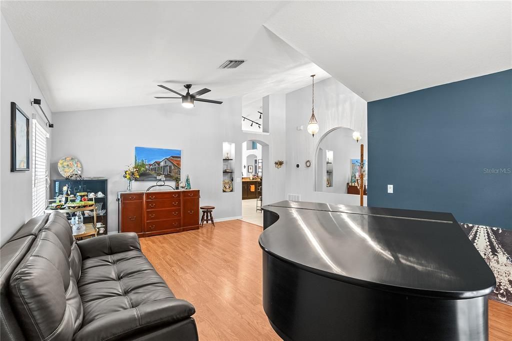 Activo con contrato: $425,000 (3 camas, 2 baños, 1642 Pies cuadrados)