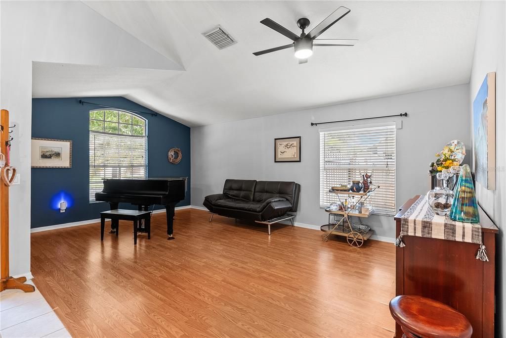 Activo con contrato: $425,000 (3 camas, 2 baños, 1642 Pies cuadrados)